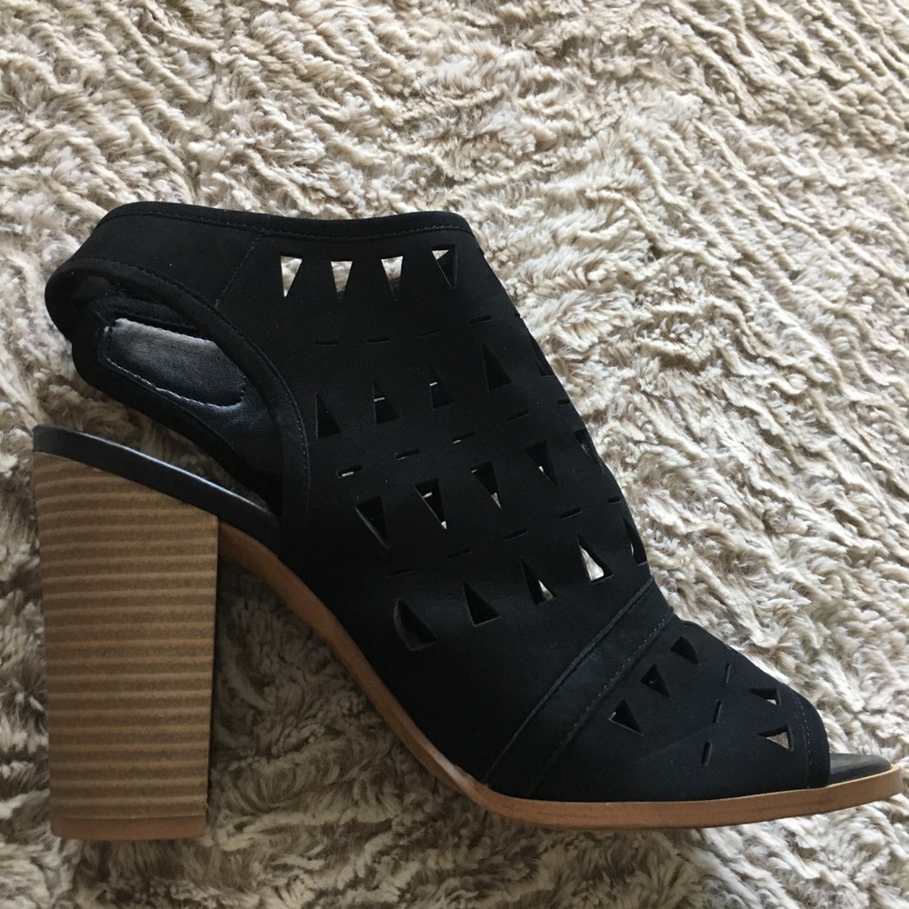 Peep toe cutout heel